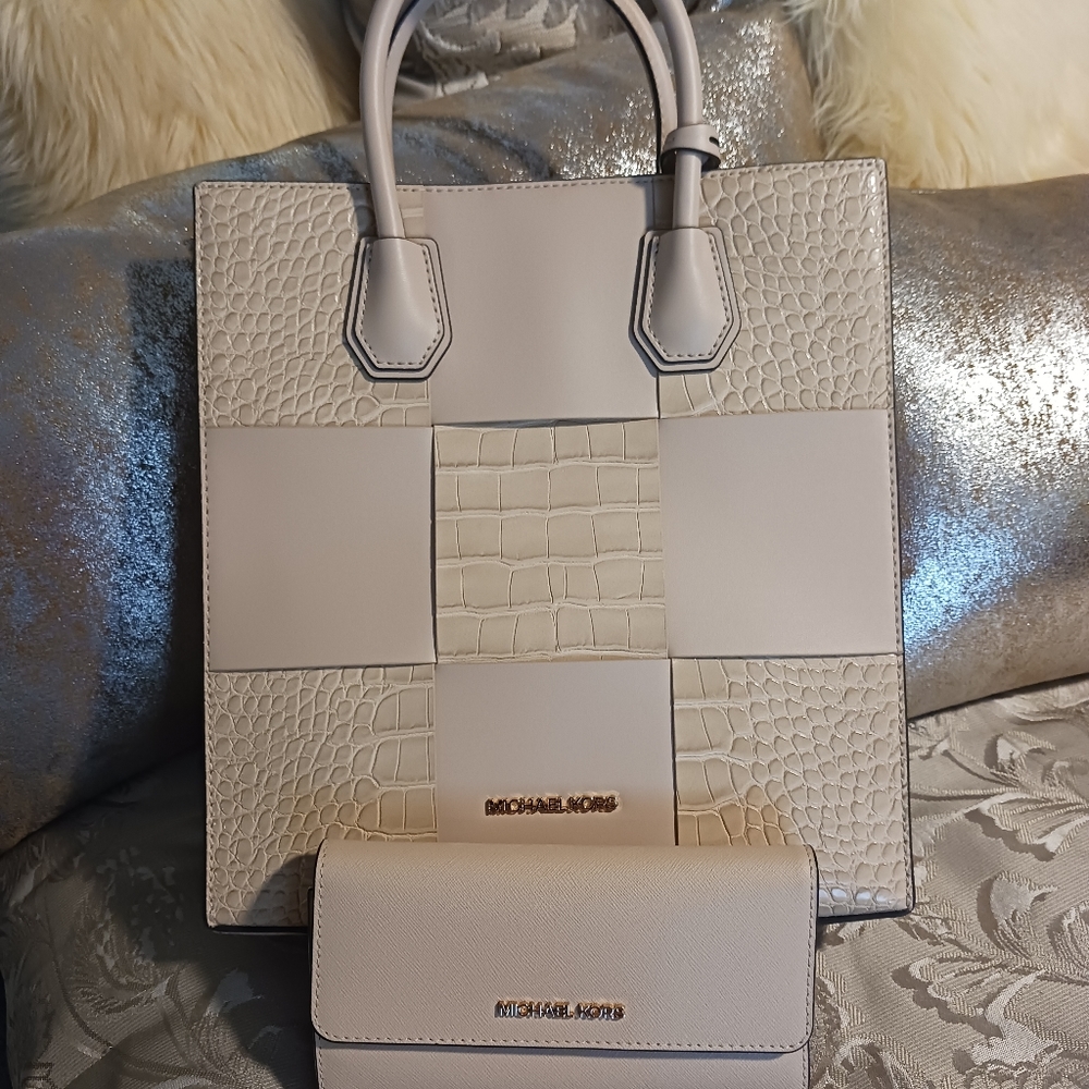 Beautiful hand bag and wallet resevered for trade.
